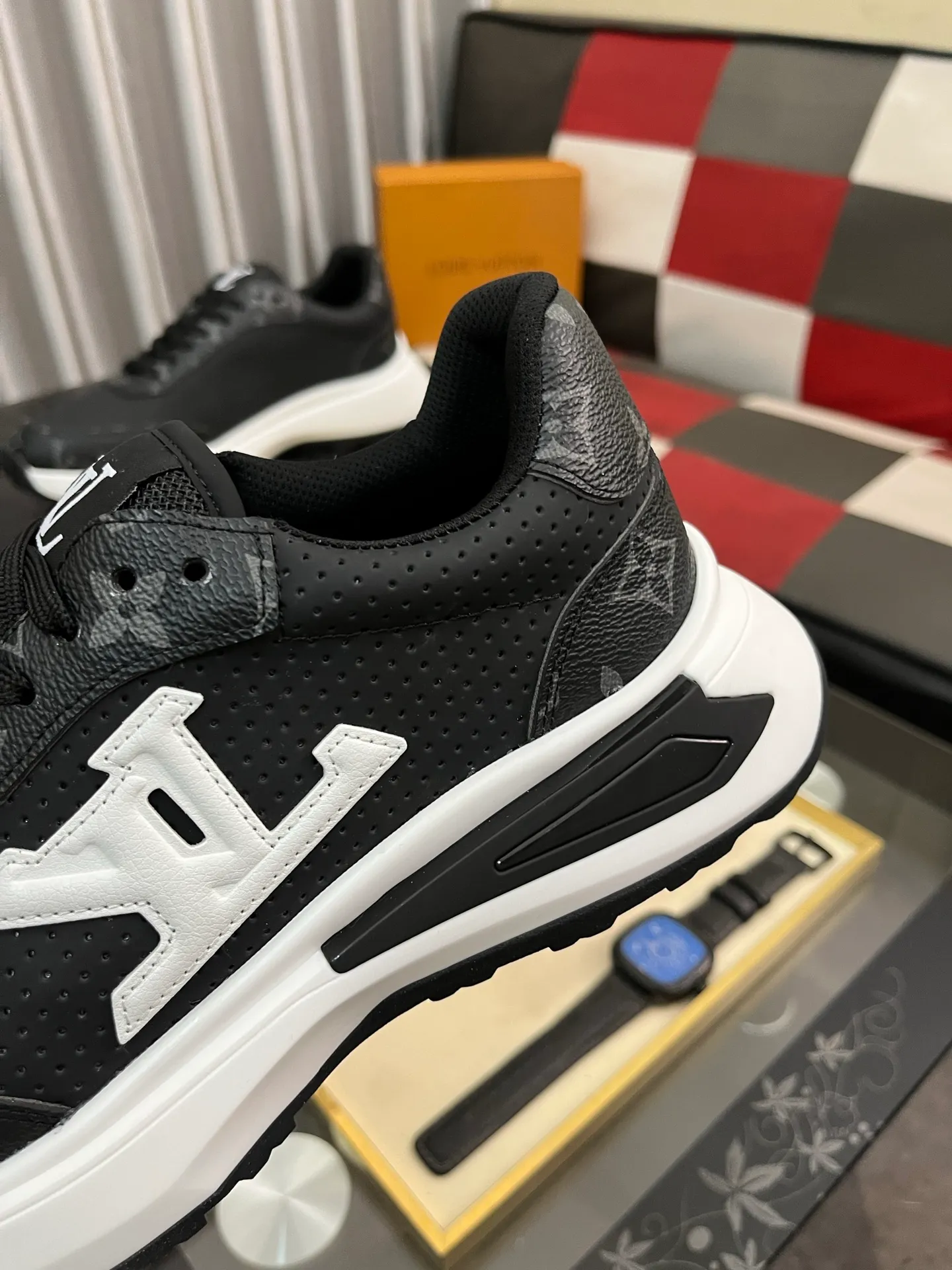 Men's shoes 💰458⌚️⌚️【LOUlS VUlTTON】Louis Vuitton ~ unique and casual style. LV counter purchasing 🏃casual shoes😍😍 Men's 2022 counters are on sale simultaneously, Italian imported brands select first-layer Italian cowhide. 🐑Sheepskin lining (refuses to discolor and rub feet) Sole: Original sole specially provided by the original factory 🎬Better in kind Size number: 38-443️⃣Colors available